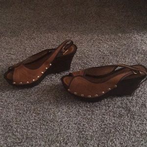 I’m selling a pair of BCBG sandals
